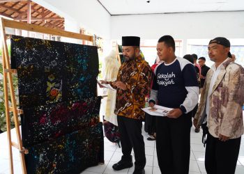 Wawali Kota Batu Heli Suyanto saat melihat hasil karya siswa sekolah rakyat di SRMP 14. Foto: Prokopim KWB