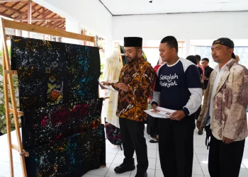 Wawali Kota Batu Heli Suyanto saat melihat hasil karya siswa sekolah rakyat di SRMP 14. Foto: Prokopim KWB
