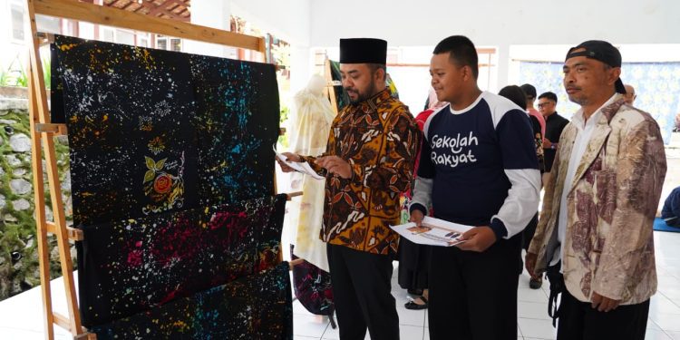 Wawali Kota Batu Heli Suyanto saat melihat hasil karya siswa sekolah rakyat di SRMP 14. Foto: Prokopim KWB