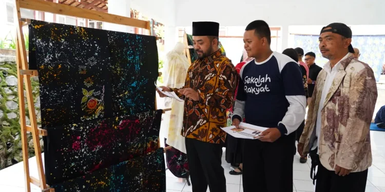 Wawali Kota Batu Heli Suyanto saat melihat hasil karya siswa sekolah rakyat di SRMP 14. Foto: Prokopim KWB