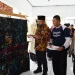 Wawali Kota Batu Heli Suyanto saat melihat hasil karya siswa sekolah rakyat di SRMP 14. Foto: Prokopim KWB