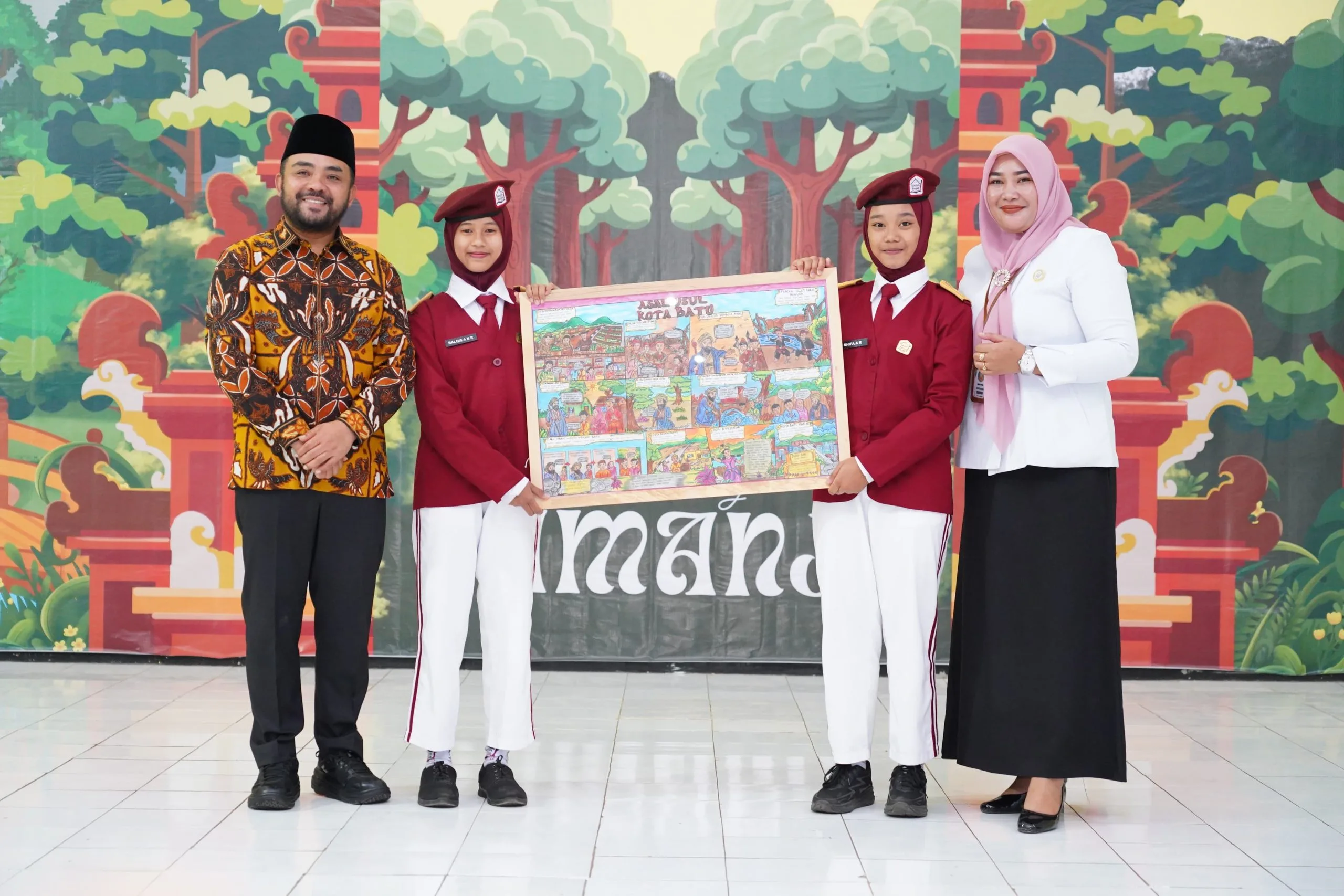 Wawali Kota Batu Heli Suyanto saat melihat hasil karya siswa sekolah rakyat di SRMP 14. Foto: Prokopim KWB
