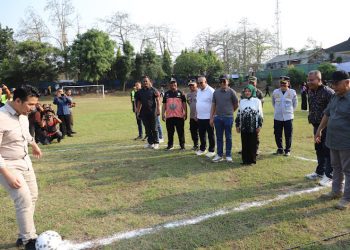 Wakil Gubernur Jawa Timur, Emil Dardak membuka turnamen sepak bola Siadi Cup III dengan melakukan tendangan pertama. Foto: Pemkab Malang