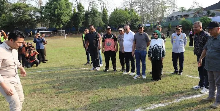 Wakil Gubernur Jawa Timur, Emil Dardak membuka turnamen sepak bola Siadi Cup III dengan melakukan tendangan pertama. Foto: Pemkab Malang