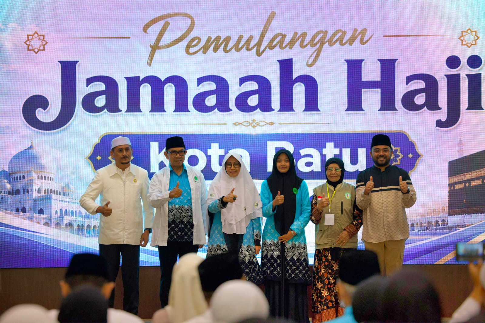 Wali Kota Batu Nurochman saat berbincang dengan Wawali Heli Suyanto usai pulang haji. Foto: Dok.