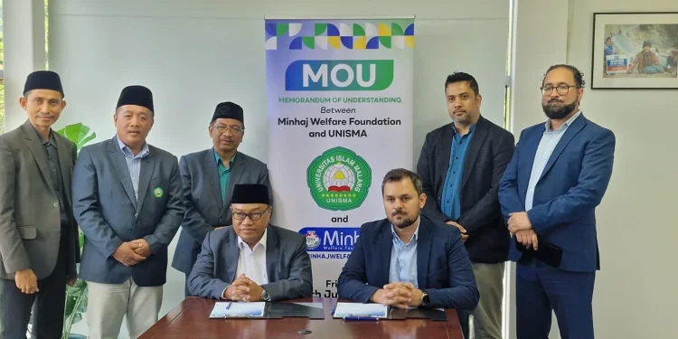 Rektor Unisma Prof. Junaidi resmi menjalin kerja sama dengan Minhaj Welfare Foundation Manchester Inggris. Foto: Dok