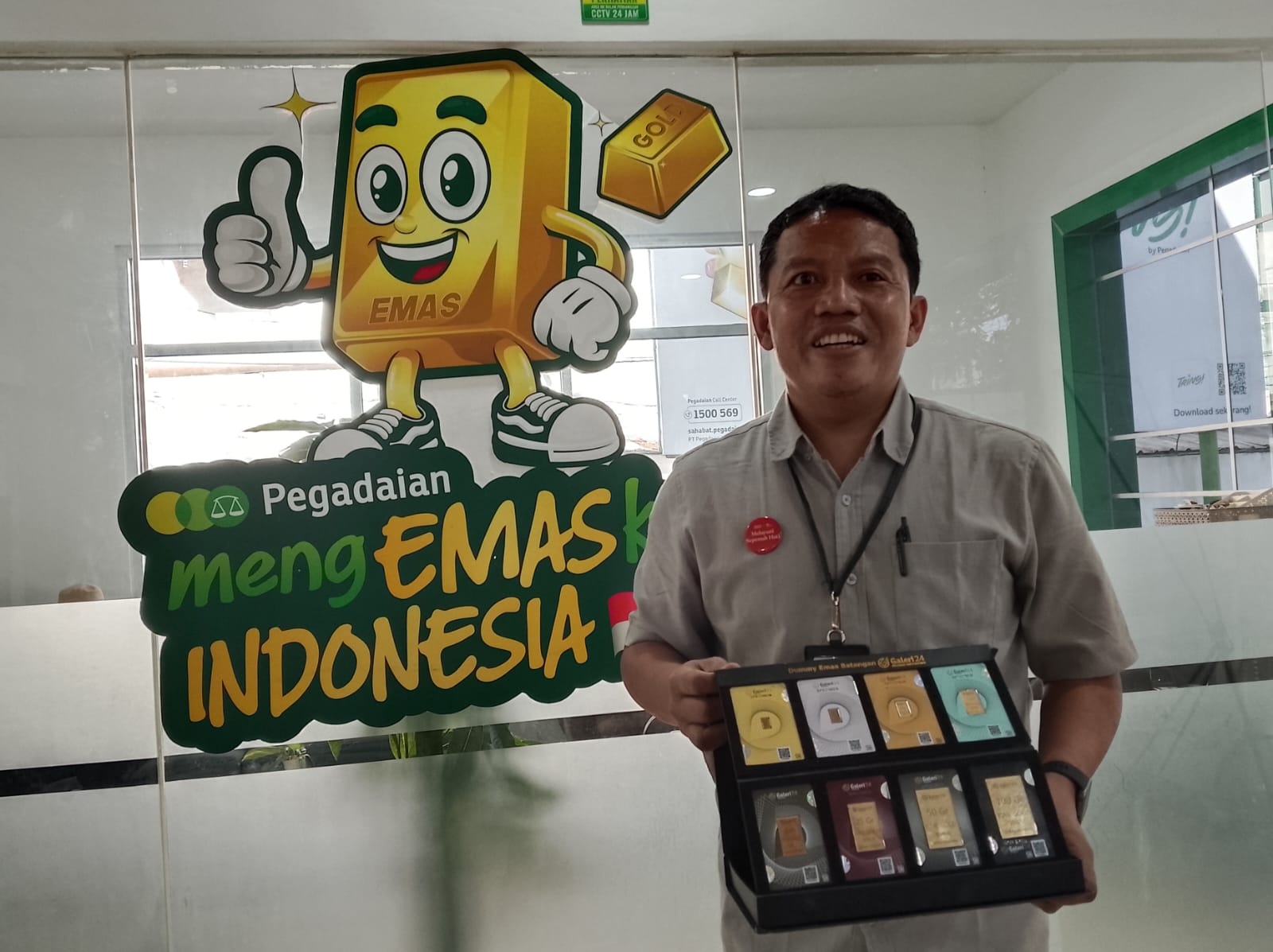 Manager Bisnis Pegadaian Cabang Malang, Jarwadi menunjukkan produk emas Galeri 24 by Pegadaian (M Sholeh)