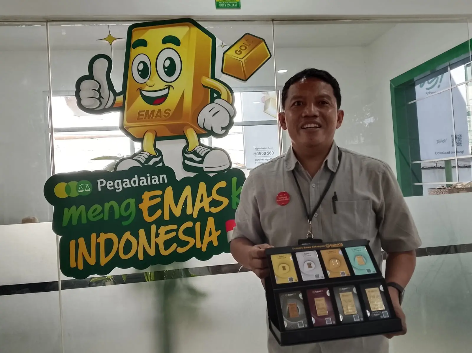 Manager Bisnis Pegadaian Cabang Malang, Jarwadi menunjukkan produk emas Galeri 24 by Pegadaian (M Sholeh)