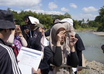 Mahasiswa Geografi Unikama pelajari batuan purba saat KKL bersama BRIN (Foto/dok. Unikama)
