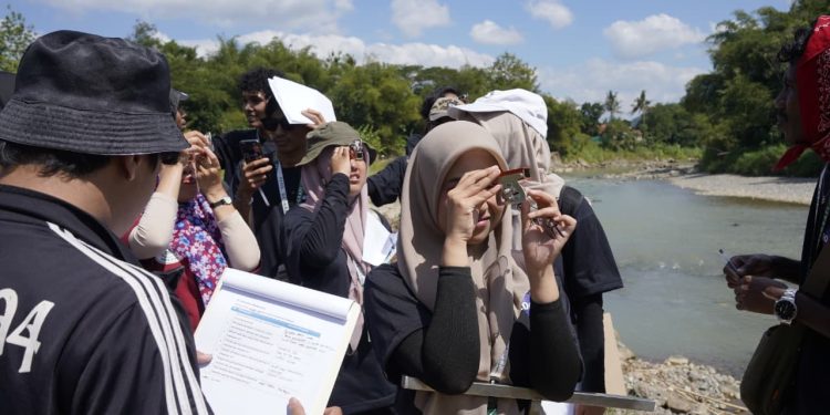 Mahasiswa Geografi Unikama pelajari batuan purba saat KKL bersama BRIN (Foto/dok. Unikama)