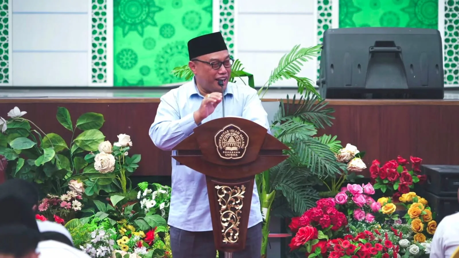Rektor Unisma Prof. Junaidi saat menyapa ribuan anak yatim dan dhuafa. Foto: Azmy