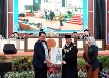 Rektor Unikama, Prof. Dr. Sudi Dul Aji, M.Si., menerima cindera mata dari CEO Tugu Media Group, Irham Thoriq. (Foto/M Sholeh)