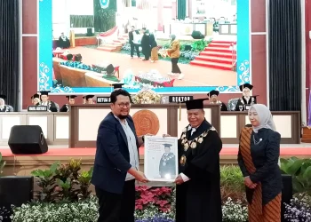 Rektor Unikama, Prof. Dr. Sudi Dul Aji, M.Si., menerima cindera mata dari CEO Tugu Media Group, Irham Thoriq. (Foto/M Sholeh)