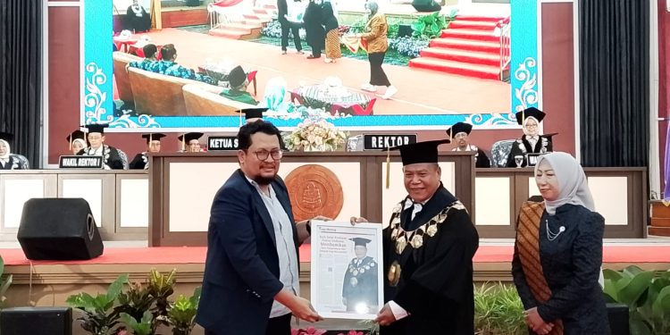 Rektor Unikama, Prof. Dr. Sudi Dul Aji, M.Si., menerima cindera mata dari CEO Tugu Media Group, Irham Thoriq. (Foto/M Sholeh)