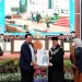 Rektor Unikama, Prof. Dr. Sudi Dul Aji, M.Si., menerima cindera mata dari CEO Tugu Media Group, Irham Thoriq. (Foto/M Sholeh)