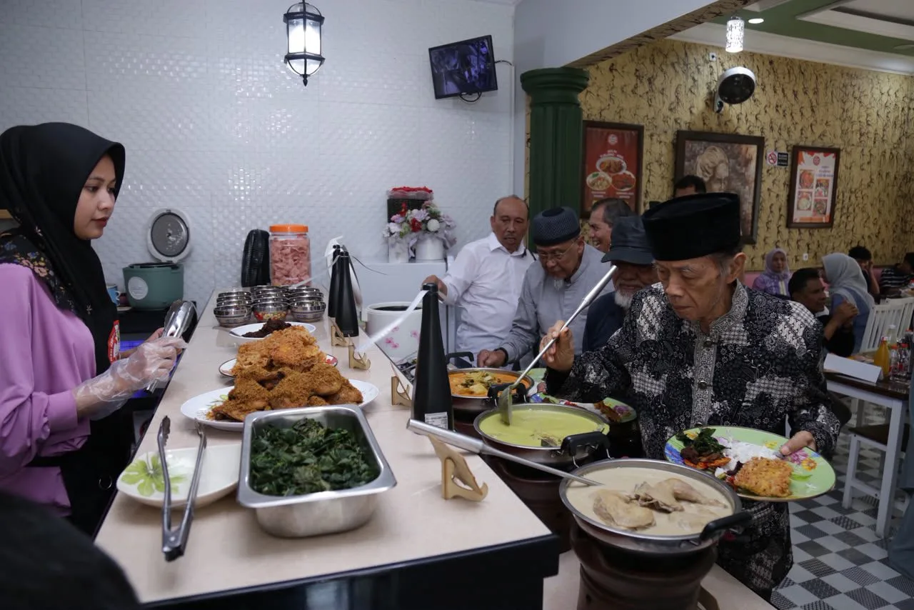 Makan bersama usai acara. Surya Burhanuddin memperilahkan tamu undangan untuk menyantap hidangan. Foto: rubianto.