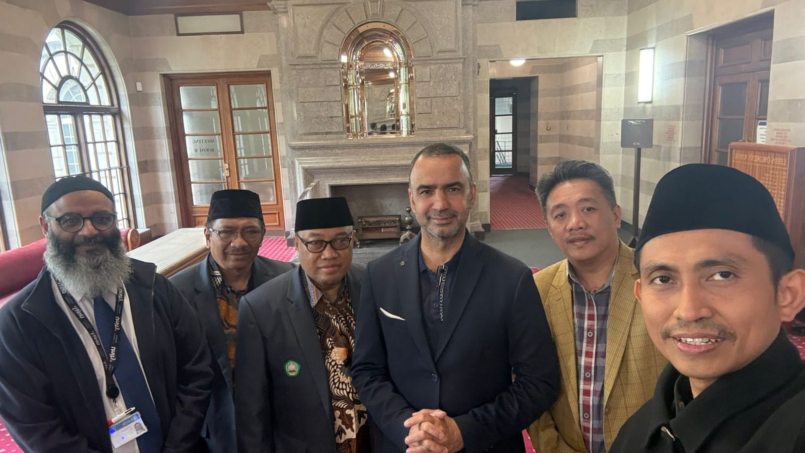 Rektor Unisma Prof Junaidi bersama jajaran dalam kunjungannya ke Leeds Becket University. Foto: Dok