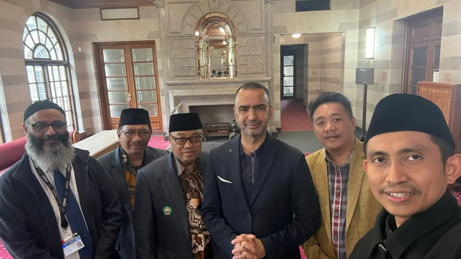 Rektor Unisma Prof Junaidi bersama jajaran dalam kunjungannya ke Leeds Becket University. Foto: Dok