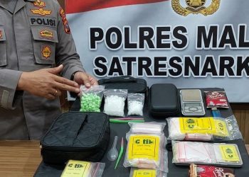 Barang bukti berupa sabu dan pil ekstasi yang berhasil diamankan polisi. Foto: Polres Malang