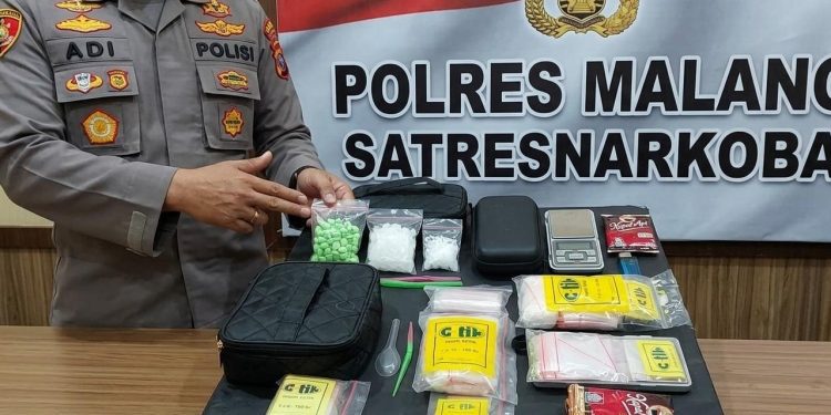 Barang bukti berupa sabu dan pil ekstasi yang berhasil diamankan polisi. Foto: Polres Malang