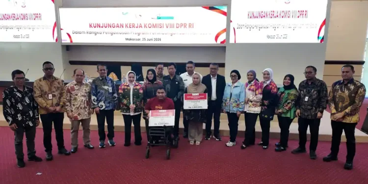 Kemensos serahkan bansos