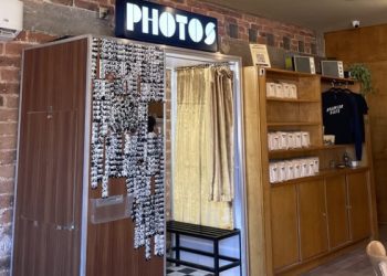 Rekomendasi cafe photobox di Malang yang cocok buat ngopi seru bersama sahabat maupun keluarga. /Foto: Pinterest/Yeni Lizbeth