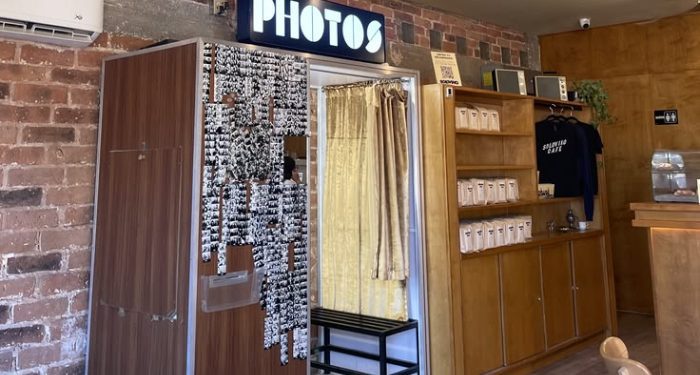 Rekomendasi cafe photobox di Malang yang cocok buat ngopi seru bersama sahabat maupun keluarga. /Foto: Pinterest/Yeni Lizbeth