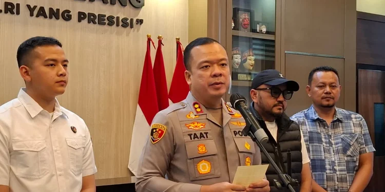 Kapolres Malang, AKBP Muhammad Taat Resdi saat memberi keterangan pada media. Foto: Aisyah Nawangsari Putri