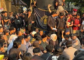 Massa mahasiswa yang demonstrasi di depan gedung DPRD Kota Malang. Foto/dok