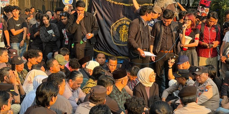 Massa mahasiswa yang demonstrasi di depan gedung DPRD Kota Malang. Foto/dok