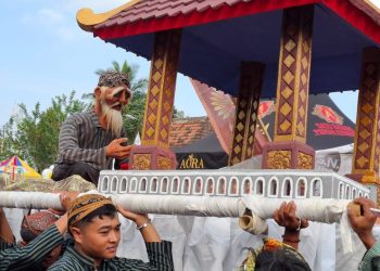 Warga mengarak jolen berisi tumpeng di Gebyar Ritual 1 Suro. Foto: Aisyah Nawangsari Putri