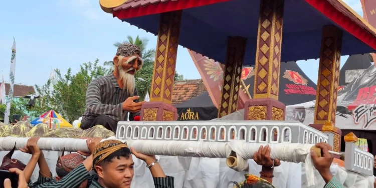 Warga mengarak jolen berisi tumpeng di Gebyar Ritual 1 Suro. Foto: Aisyah Nawangsari Putri