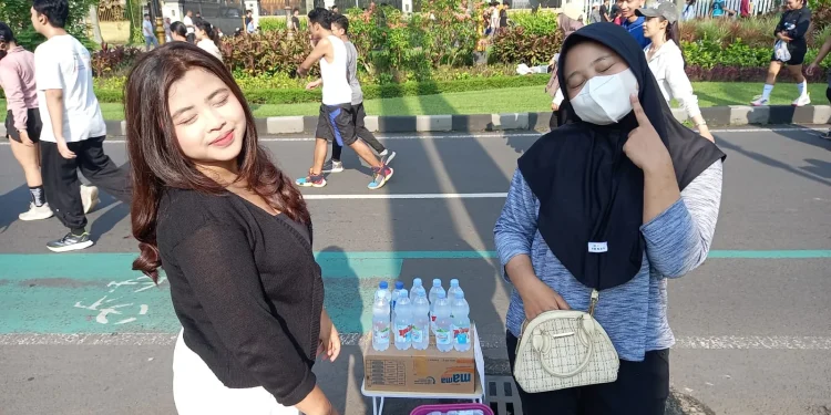 Nadia, Salah Satu Penjual Air Minum di Kawasan CFD (Foto: Nathasya Amalia)