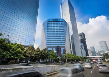 [12.05, 13/6/2026] Aisyah Nawangsari Putri: BRI Fellowship Perkuat Nilai Pemegang Saham, BRI Buyback Saham Senilai Rp500 Miliar MALANG, Tugumalang.id – PT Bank Rakyat Indonesia (Persero) Tbk atau BRI (BBRI) berencana melakukan pembelian kembali saham (buyback) fluktuatif senilai Rp500 miliar. Buyback fluktuatif dilakukan dalam periode 12 Juni 2026 hingga 11 September 2026. Langkah ini dilakukan untuk meningkatkan nilai pemegang saham. Di samping itu, buyback ini menjadi cermin keyakinan manajemen terhadap kekuatan fundamental kinerja perseroan serta prospek pertumbuhan jangka panjang yang tetap solid. “Kami menilai valuasi BBRI saat ini masih berada di bawah nilai wajarnya atau belum sepenuhnya merefleksikan kinerja dan potensi bisnis perseroan,” ujar Corporate Secretary BRI, Dhanny, belum lama ini. Ia menjelaskan, pelaksanaan buyback fluktuatif ini mengacu pada Peraturak Otoritas Jasa Keuangan (POJK) Nomor 13 Tahun 2023 tentang Kebijakan dalam Menjaga Kinerja dan Stabilitas Pasar Modal pada Kondisi Pasar yang Berfluktuasi Secara Signifikan. Langkah ini juga mengacu pada Surat OJK Nomor S-10/D.04/2026 tanggal 13 Maret 2026 mengenai kebijakan pelaksanaan pembelian kembali saham oleh perusahaan terbuka dalam kondisi pasar yang berfluktuasi secara signifikan. Sementara pendanaan buyback fluktuatif berpedoman pada POJK 13/2023 dan POJK 29/2023. Buyback fluktuatif akan dilaksanakan pada harga yang dinilai wajar, dengan tetap memperhatikan ketentuan peraturan yang berlaku. Buyback yang dilakukan BRI juga telah mempertimbangkan kondisi pasar yang masih dipengaruhi berbagai tantangan global. Beberapa tantangan yang dihadapi di antaranya adalah ketidakpastian ekonomi dunia, meningkatnya tensi geopolitik di kawasan Timur Tengah, kenaikan harga minyak dunia, hingga arus keluar modal dari pasar negara berkembang. “Kondisi tersebut turut memberikan tekanan terhadap pasar keuangan, termasuk pasar modal Indonesia,” kata Dhanny. Ia menambahkan, BRI telah mempertimbangkan dengan cermat kondisi likuiditas dan posisi keuangan saat ini. Pelaksanaan buyback fluktuatif tidak akan memberikan dampak material terhadap kondisi keuangan maupun opersional perusahaan. Setelah dilakukan buyback, proforma indikator keuangan BRI (konsolidasi) per 31 Maret 2026, tercatat rasio kecukupan modal atau Capital Adequacy Ratio (CAR) tetap berada pada level yang kuat sebesar 22,86%, sementara Return on Equity (ROE) tercatat 18,37%. Hal tersebut mencerminkan bahwa perseroan tetap memiliki kapasitas permodalan yang kuat guna mendukung ekspansi usaha dan mitigasi risiko pengelolaan bisnis bank. Di sisi lain, saham hasil buyback fluktuatif nantinya akan dialihkan melalui program kepemilikan saham Pekerja dan/atau Direksi dan Dewan Komisaris yang dapat dilakukan pengalihan setelah mendapatkan persetujuan RUPS. “Sebagai bagian dari Danantara, BRI akan terus berfokus pada penguatan fundamental bisnis dan penciptaan nilai jangka panjang bagi pemegang saham, nasabah, dan seluruh pemangku kepentingan. Di sisi lain, implementasi kebijakan ini tetap mengacu pada regulasi yang berlaku dan prinsip tata kelola perusahaan yang baik atau Good Corporate Governance,” pungkas Dhanny. Reporter: Aisyah Nawangsari Putri Deskripsi: BRI buyback saham senilai Rp500 miliar untuk perkuat nilai pemegang saham Keywords: BRI, BBRI, Buyback Saham, Kinerja Fundamental [12.05, 13/6/2026] Aisyah Nawangsari Putri: Gedung BRI. Foto: dok. BRI