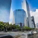 [12.05, 13/6/2026] Aisyah Nawangsari Putri: BRI Fellowship Perkuat Nilai Pemegang Saham, BRI Buyback Saham Senilai Rp500 Miliar MALANG, Tugumalang.id – PT Bank Rakyat Indonesia (Persero) Tbk atau BRI (BBRI) berencana melakukan pembelian kembali saham (buyback) fluktuatif senilai Rp500 miliar. Buyback fluktuatif dilakukan dalam periode 12 Juni 2026 hingga 11 September 2026. Langkah ini dilakukan untuk meningkatkan nilai pemegang saham. Di samping itu, buyback ini menjadi cermin keyakinan manajemen terhadap kekuatan fundamental kinerja perseroan serta prospek pertumbuhan jangka panjang yang tetap solid. “Kami menilai valuasi BBRI saat ini masih berada di bawah nilai wajarnya atau belum sepenuhnya merefleksikan kinerja dan potensi bisnis perseroan,” ujar Corporate Secretary BRI, Dhanny, belum lama ini. Ia menjelaskan, pelaksanaan buyback fluktuatif ini mengacu pada Peraturak Otoritas Jasa Keuangan (POJK) Nomor 13 Tahun 2023 tentang Kebijakan dalam Menjaga Kinerja dan Stabilitas Pasar Modal pada Kondisi Pasar yang Berfluktuasi Secara Signifikan. Langkah ini juga mengacu pada Surat OJK Nomor S-10/D.04/2026 tanggal 13 Maret 2026 mengenai kebijakan pelaksanaan pembelian kembali saham oleh perusahaan terbuka dalam kondisi pasar yang berfluktuasi secara signifikan. Sementara pendanaan buyback fluktuatif berpedoman pada POJK 13/2023 dan POJK 29/2023. Buyback fluktuatif akan dilaksanakan pada harga yang dinilai wajar, dengan tetap memperhatikan ketentuan peraturan yang berlaku. Buyback yang dilakukan BRI juga telah mempertimbangkan kondisi pasar yang masih dipengaruhi berbagai tantangan global. Beberapa tantangan yang dihadapi di antaranya adalah ketidakpastian ekonomi dunia, meningkatnya tensi geopolitik di kawasan Timur Tengah, kenaikan harga minyak dunia, hingga arus keluar modal dari pasar negara berkembang. “Kondisi tersebut turut memberikan tekanan terhadap pasar keuangan, termasuk pasar modal Indonesia,” kata Dhanny. Ia menambahkan, BRI telah mempertimbangkan dengan cermat kondisi likuiditas dan posisi keuangan saat ini. Pelaksanaan buyback fluktuatif tidak akan memberikan dampak material terhadap kondisi keuangan maupun opersional perusahaan. Setelah dilakukan buyback, proforma indikator keuangan BRI (konsolidasi) per 31 Maret 2026, tercatat rasio kecukupan modal atau Capital Adequacy Ratio (CAR) tetap berada pada level yang kuat sebesar 22,86%, sementara Return on Equity (ROE) tercatat 18,37%. Hal tersebut mencerminkan bahwa perseroan tetap memiliki kapasitas permodalan yang kuat guna mendukung ekspansi usaha dan mitigasi risiko pengelolaan bisnis bank. Di sisi lain, saham hasil buyback fluktuatif nantinya akan dialihkan melalui program kepemilikan saham Pekerja dan/atau Direksi dan Dewan Komisaris yang dapat dilakukan pengalihan setelah mendapatkan persetujuan RUPS. “Sebagai bagian dari Danantara, BRI akan terus berfokus pada penguatan fundamental bisnis dan penciptaan nilai jangka panjang bagi pemegang saham, nasabah, dan seluruh pemangku kepentingan. Di sisi lain, implementasi kebijakan ini tetap mengacu pada regulasi yang berlaku dan prinsip tata kelola perusahaan yang baik atau Good Corporate Governance,” pungkas Dhanny. Reporter: Aisyah Nawangsari Putri Deskripsi: BRI buyback saham senilai Rp500 miliar untuk perkuat nilai pemegang saham Keywords: BRI, BBRI, Buyback Saham, Kinerja Fundamental [12.05, 13/6/2026] Aisyah Nawangsari Putri: Gedung BRI. Foto: dok. BRI