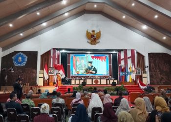 Rektor Unikama, Prof. Dr. Sudi Dul Aji, M.Si., memaparkan orasi ilmiahnya. (Foto/M Sholeh)