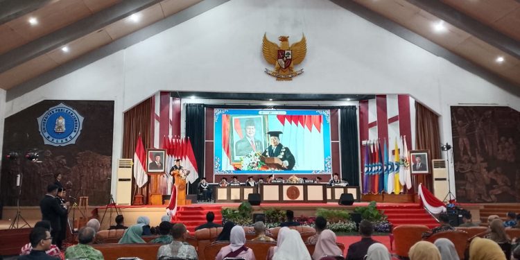 Rektor Unikama, Prof. Dr. Sudi Dul Aji, M.Si., memaparkan orasi ilmiahnya. (Foto/M Sholeh)