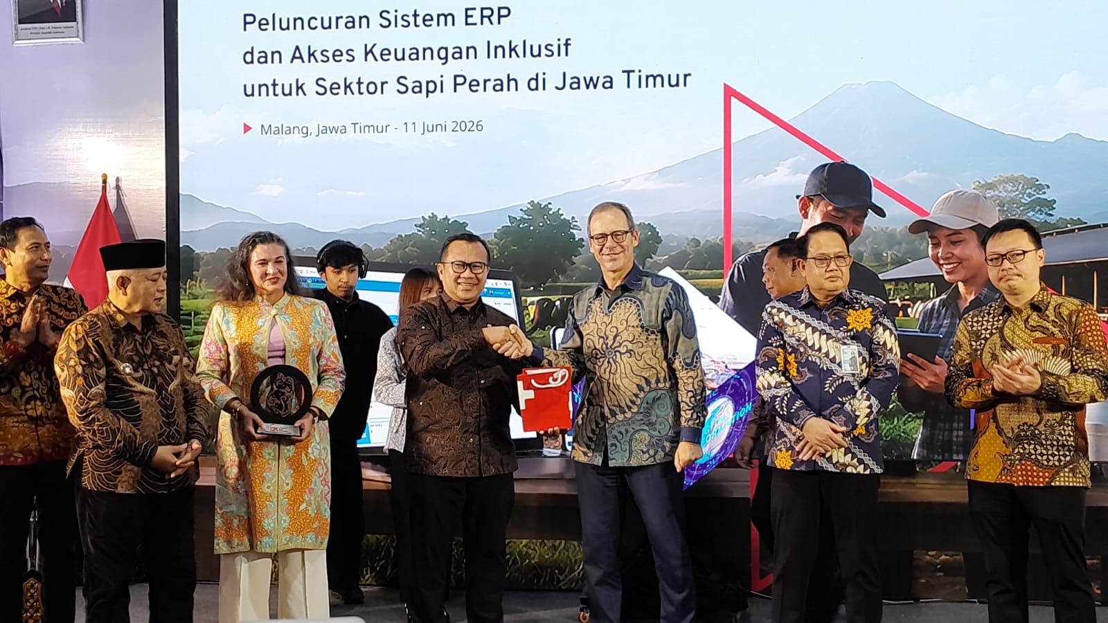 Caption: Penyerahan cinderamata oleh Kepala Eksekutif IAKD OJK, Adi Budiarso (kiri) kepada Dubes Swiss untuk Indonesia, Olivier Zehnder (kanan). /Foto: Tugumalang.id/Bagus Rachmad Saputra.