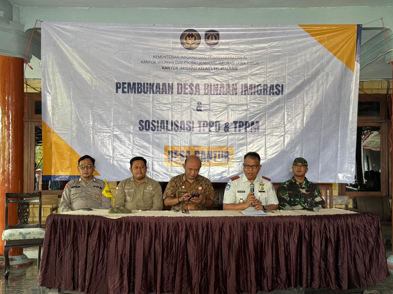 Kantor Imigrasi Kelas I TPI Malang lakukan sosialisasi di Bantur Kabuaten Malang. Foto/dok