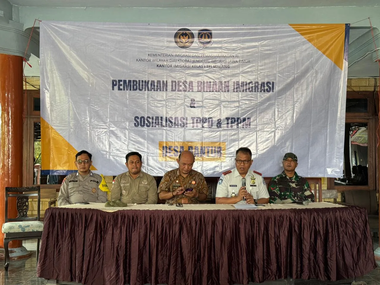 Kantor Imigrasi Kelas I TPI Malang lakukan sosialisasi di Bantur Kabuaten Malang. Foto/dok