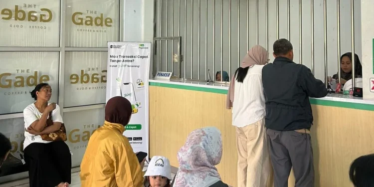 Suasana layanan deposito tabungan emas di Kantor Pegadaian UPC Batu. Foto: Azmy