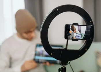 Ilustrasi content creator yang sedang membuat konten promosi UMKM. (Foto: Pexels)