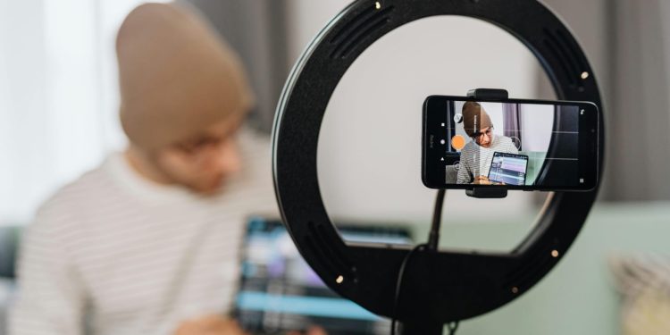 Ilustrasi content creator yang sedang membuat konten promosi UMKM. (Foto: Pexels)