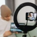 Ilustrasi content creator yang sedang membuat konten promosi UMKM. (Foto: Pexels)