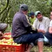 Ketua DPRD Kota Batu Didik Subianto berbincang dengan petani apel. Foto: Dok.