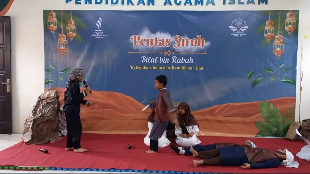 Penampilan santri USQ Insan Permata di Pentas Siroh yang menceritakan kisah sahabat nabi. /Foto: Dok. USQ Insan Permata