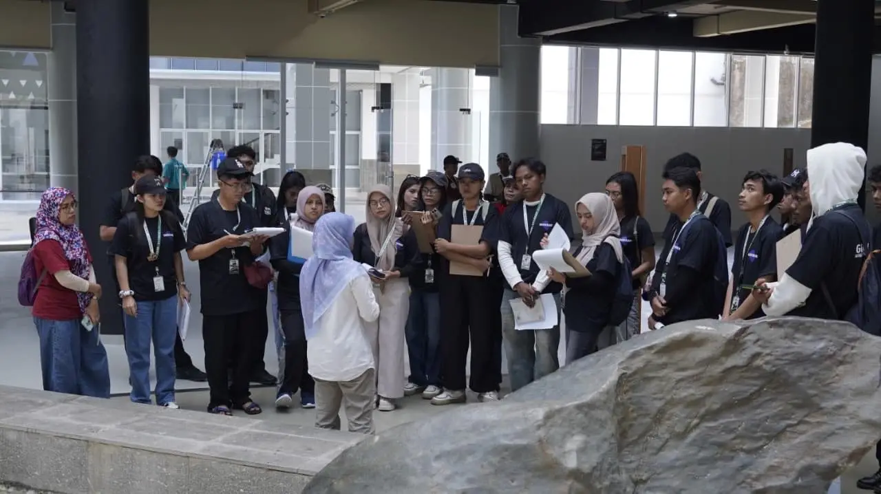 Mahasiswa Geografi Unikama pelajari batuan purba saat KKL bersama BRIN (Foto/dok. Unikama)