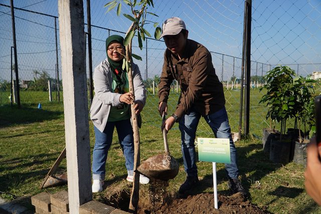 Pegadaian Kanwil XII Surabaya tanam pohon di Malang. Foto/dok. Pegadaian