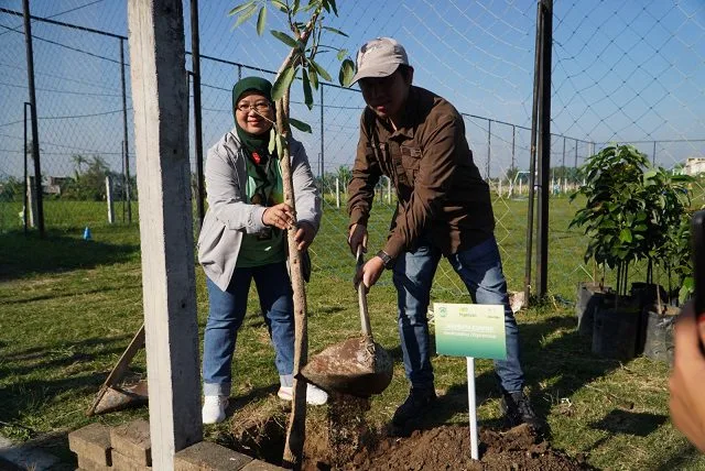 Pegadaian Kanwil XII Surabaya tanam pohon di Malang. Foto/dok. Pegadaian