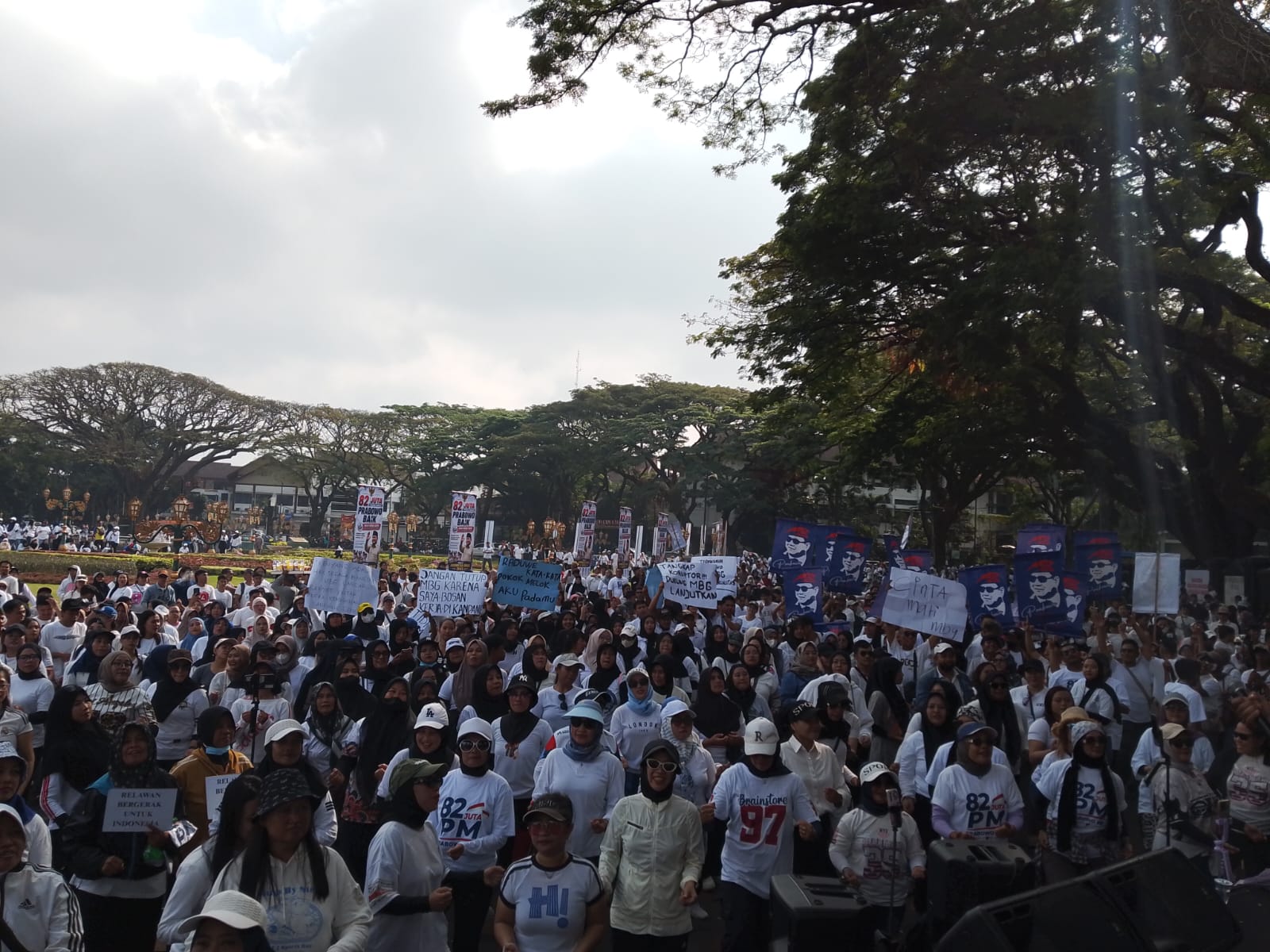 Simpatisan pendukung MBG bersenam ria di Kota Malang (M Sholeh)